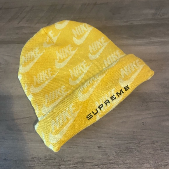 AUTHENTIC Nike SUPREME